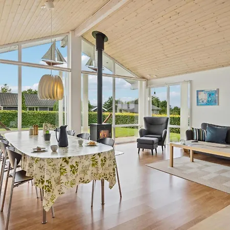 3 Bedroom Lovely In Feriehus